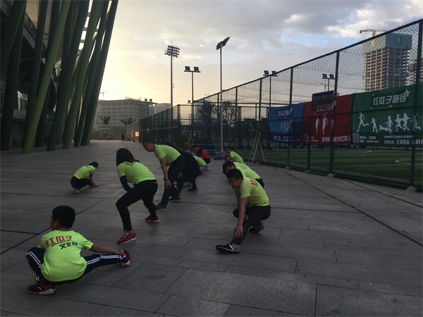 把企業凝聚在空氣里宣傳，猶如聽取蛙聲一片